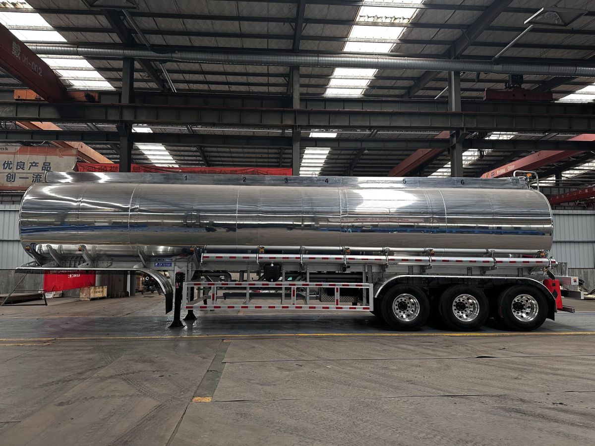 Mirror-Polished Aluminum Alloy Fuel Tank Semi Trailer (9) Mirror-Polished Aluminum Alloy Fuel Tank Semi Trailer (9)