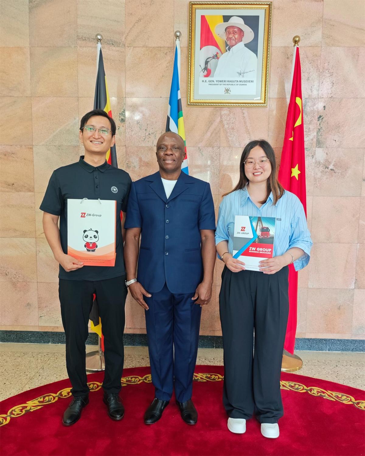 Uganda (4) ZW Group se reúne con el embajador de Uganda en Pekín para hablar sobre transporte pesado