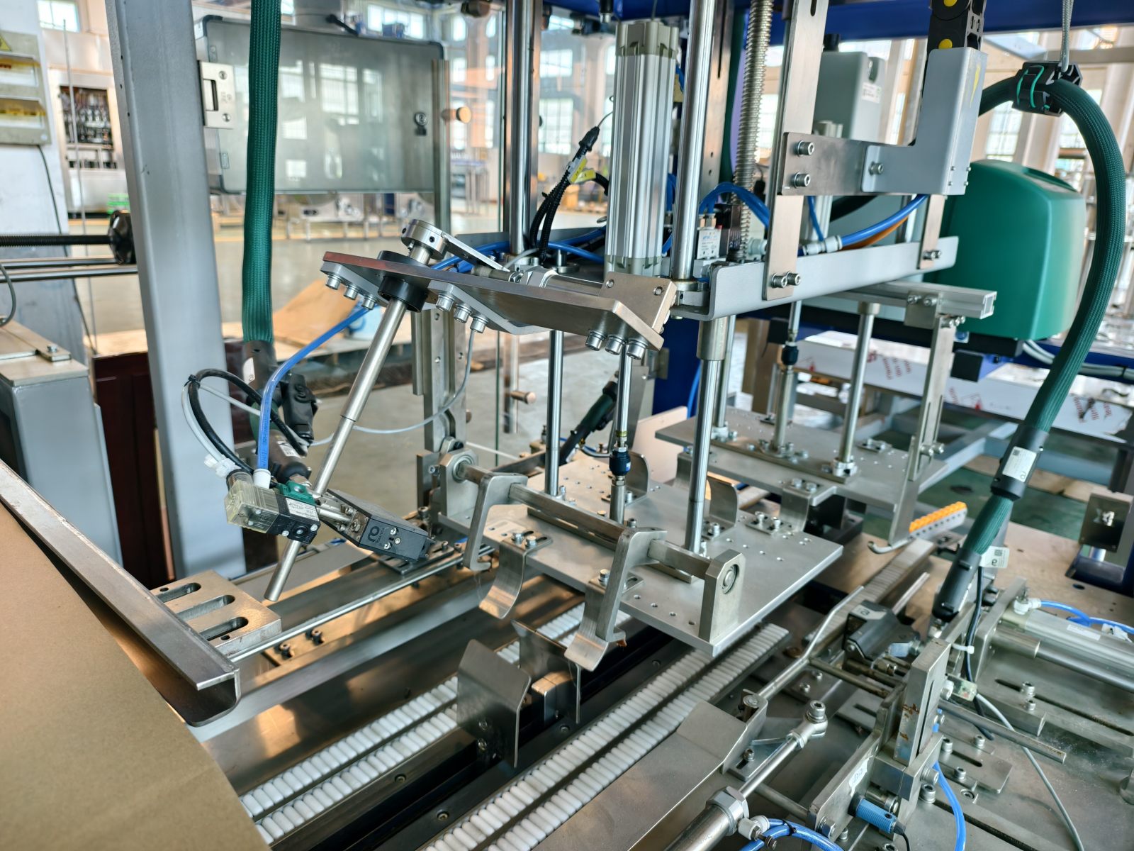 Carton packing machine