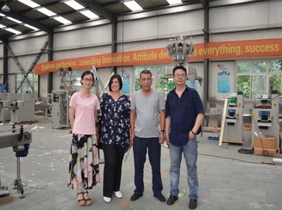يلتقط العملاء صورة في ورشة Yangbang Machinery.