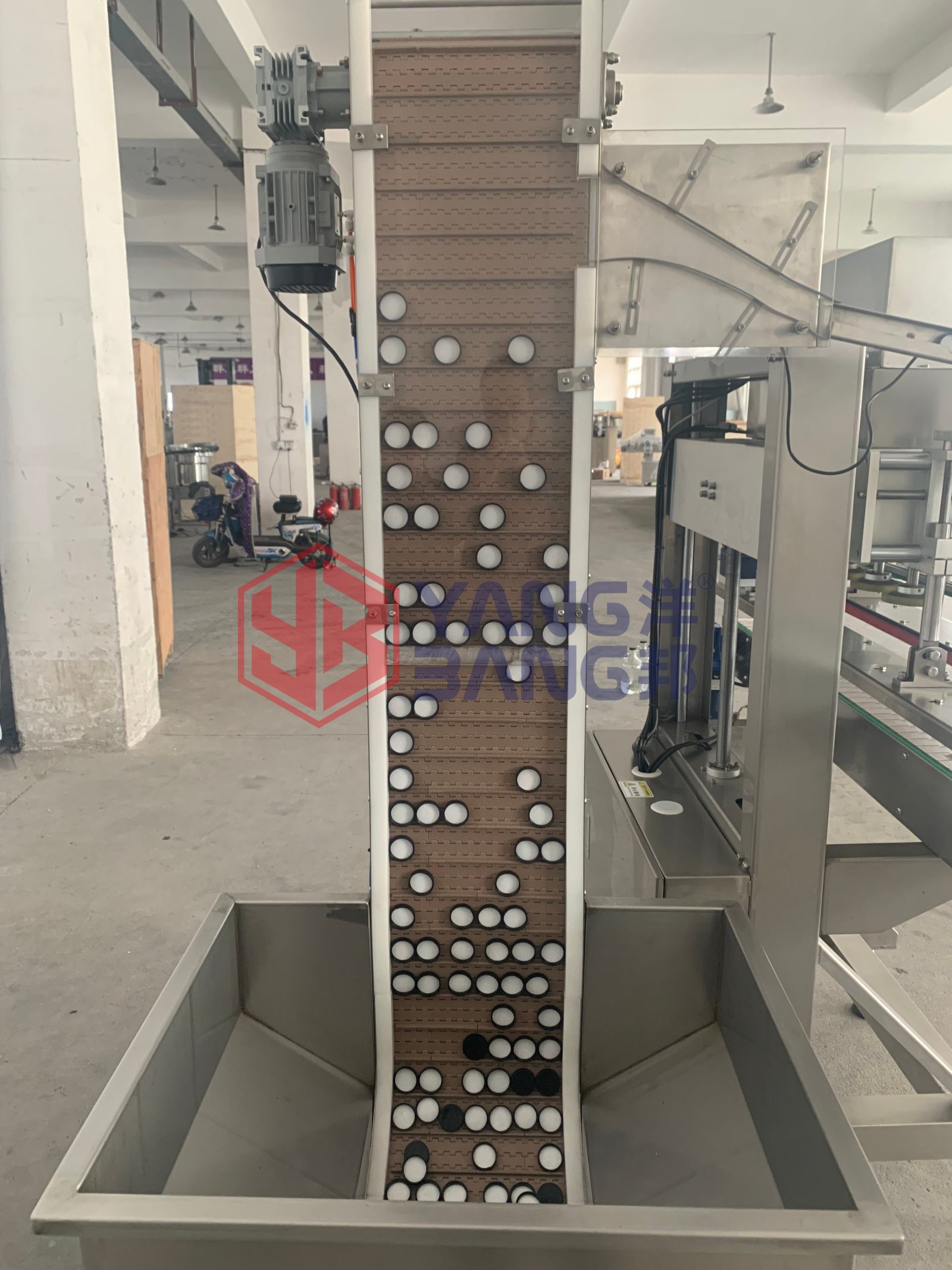 خط إنتاج تجميع أغطية الزجاجات البلاستيكية الأوتوماتيكي YB-CG120 للتعبئة والإغلاق