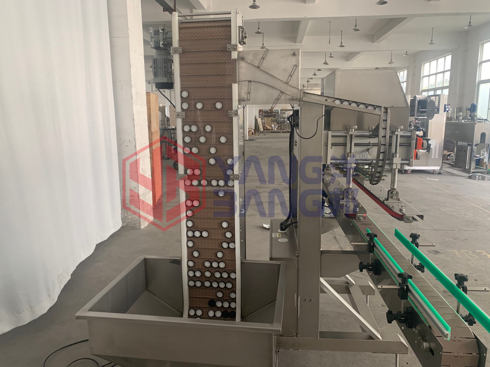 خط إنتاج تجميع أغطية الزجاجات البلاستيكية الأوتوماتيكي YB-CG120 للتعبئة والإغلاق