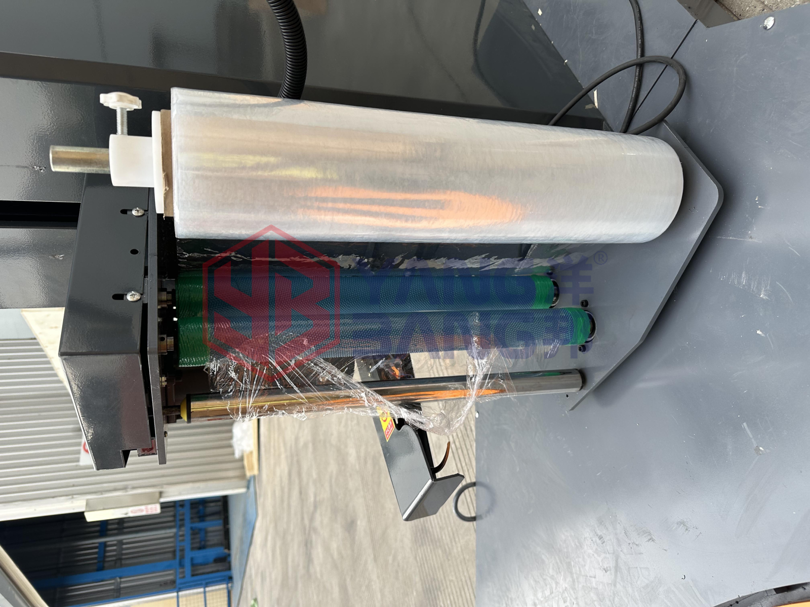 آلة تغليف المنصات بالتمديد الأوتوماتيكية YB-CR1500M مزودة بطاولة دوارة لتغليف فيلم LLDPE بالتمديد في خط الإنتاج