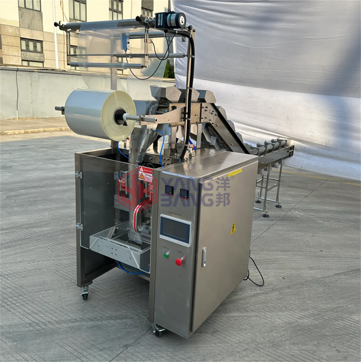معدات تشكيل أكياس التغليف الأوتوماتيكية YB-450LD لكرات الحبار وكرات اللحم الطازجة المبردة، مزودة بشاشة لمس