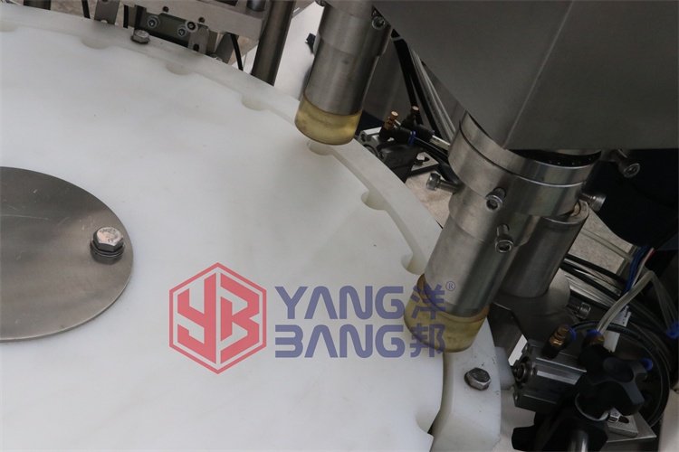 العطور الأوتوماتيكية بالكامل ذات الكرة الدوارة آلة تعبئة زجاجات الرولر للسوائل التجميلية الصغيرة، معدات تعبئة زجاجات العطور