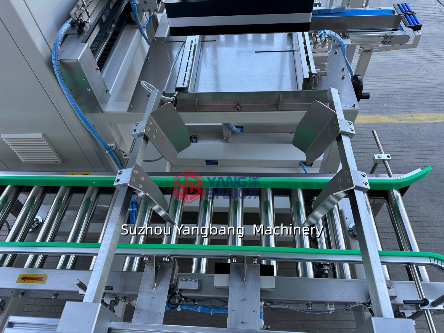 Machine automatique de mise en carton pour boîtes métalliques avec bras robotisé et système de prise et de dépose