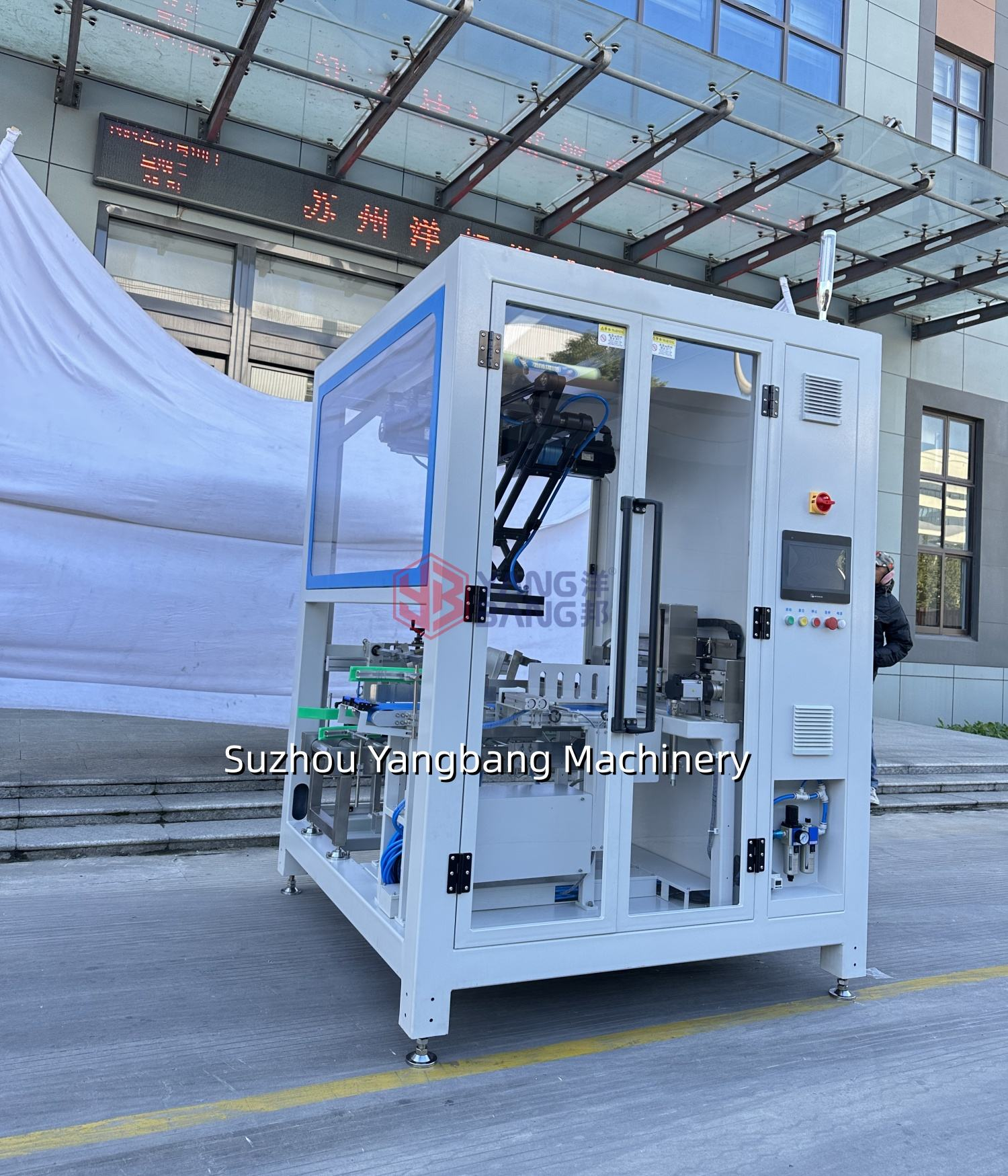 Machine automatique de mise en carton pour boîtes métalliques avec bras robotisé et système de prise et de dépose