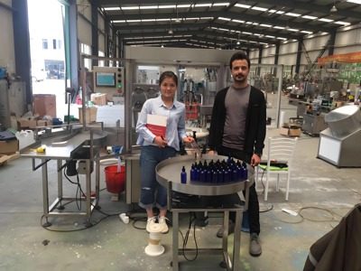 Des clients posent pour une photo dans l'atelier de Yangbang Machinery.