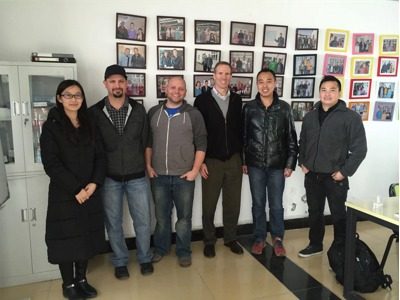 Le propriétaire de Yangbang Machinery pose avec un client dans son bureau.