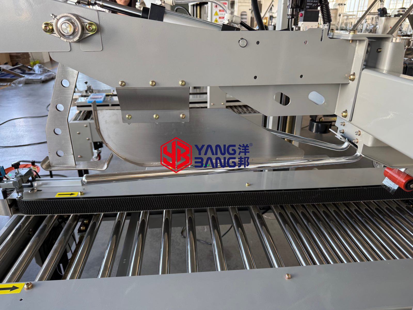 Machine de fermeture de cartons entièrement automatique YB-ZF544 avec largeur et hauteur réglables, fermeture rapide et fonctionnement stable