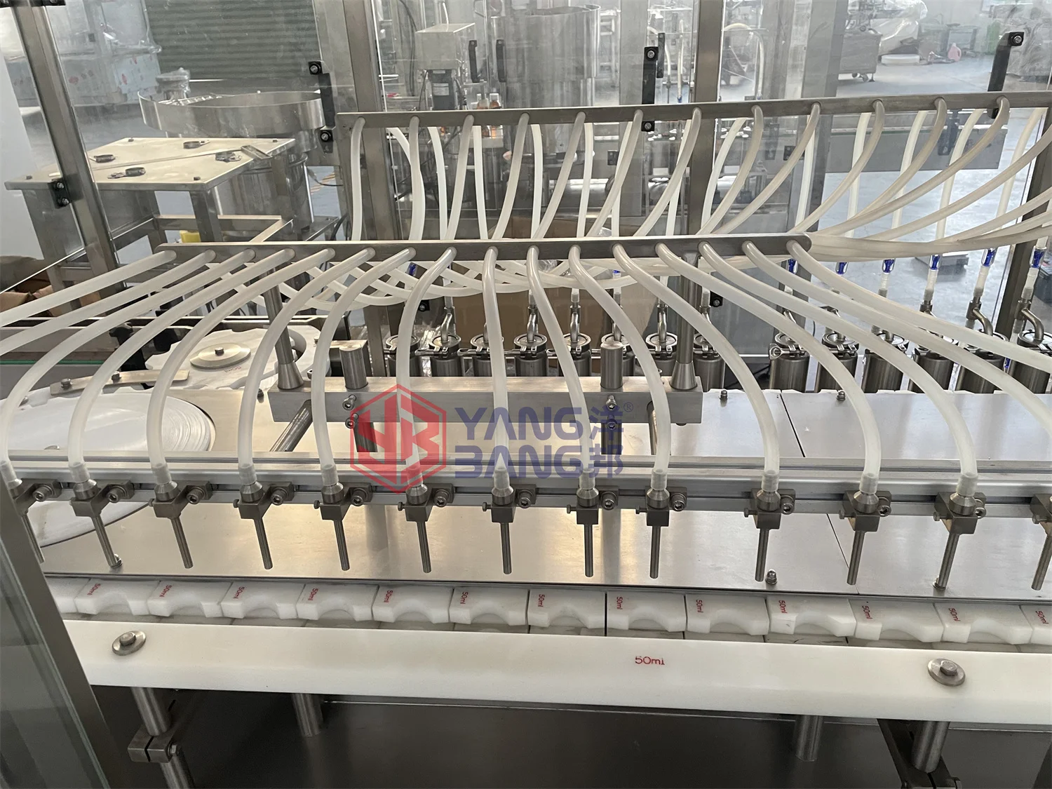 YB-K16B Machine automatique de remplissage et de scellage de boissons énergétiques à 16 têtes avec suivi servo
