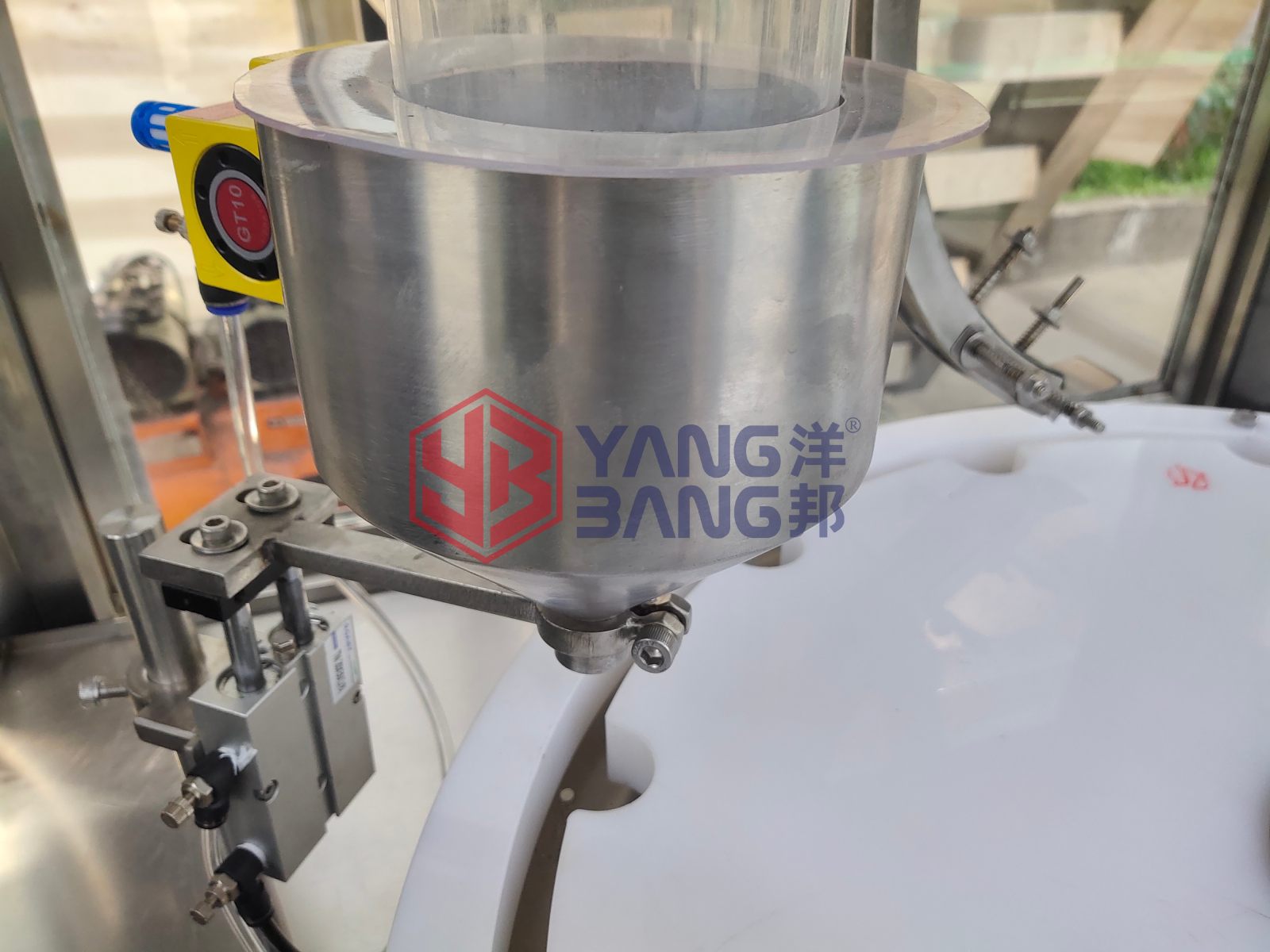 Ligne de production de remplissage et de capsulage automatique haute efficacité YB-KA pour petits granulés, noix, grains, sel et bocaux