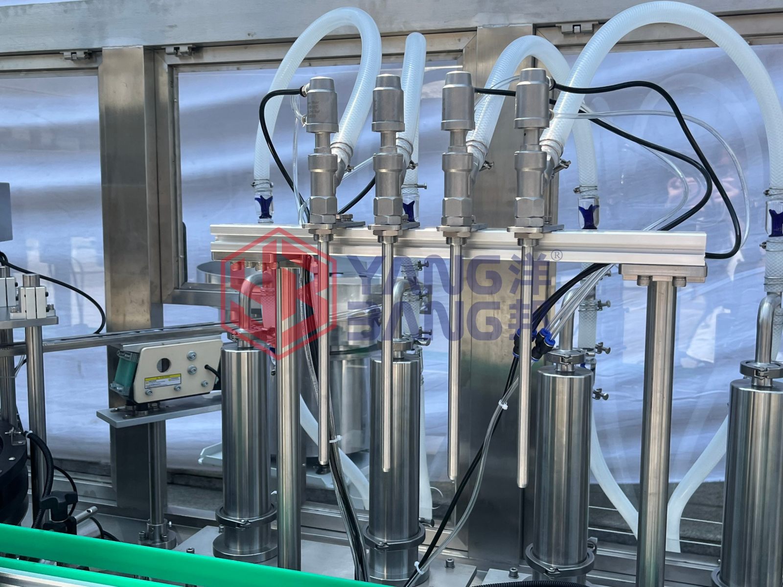 Machine YB-YG4 entièrement automatique de remplissage et de sertissage de bouteilles en verre pour sirops de fruits, boissons, jus et sirops aromatisés