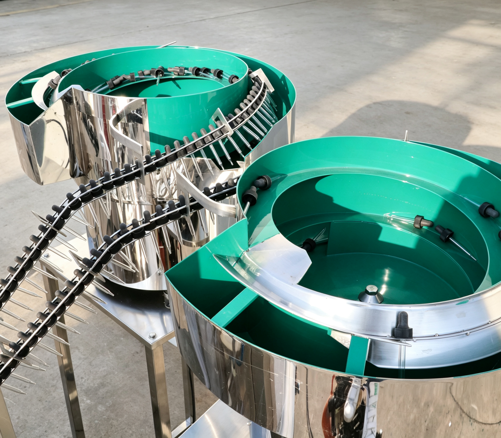 Machine de remplissage automatique de liquides en petits flacons à 4 buses de haute précision avec pompe à piston pour huiles essentielles, sérum et e-liquide