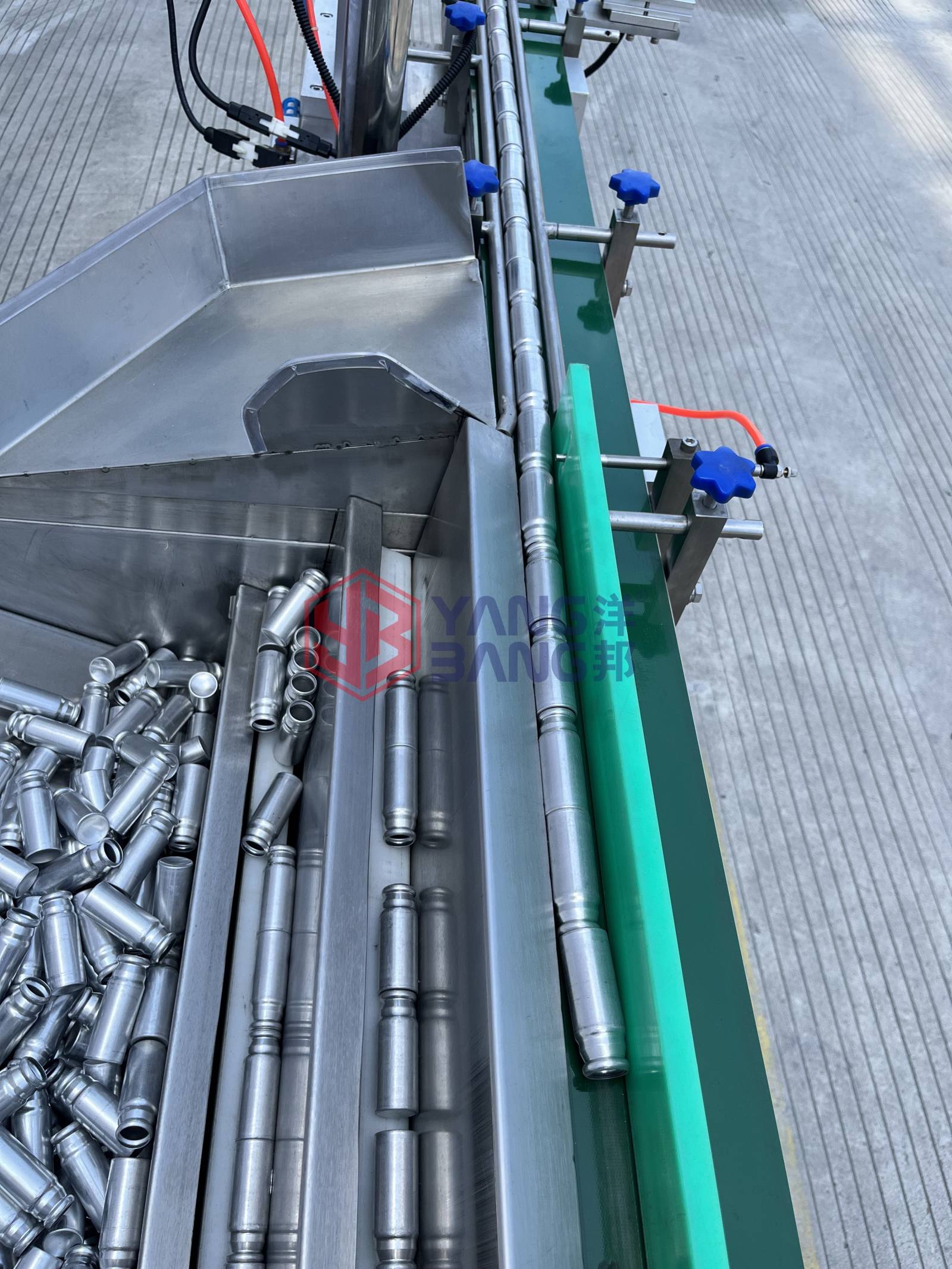 YB-LPC Redresseuse automatique de bouteilles, machine de tri à grande vitesse pour bouteilles rondes en plastique destinée aux lignes de boissons et de soins personnels