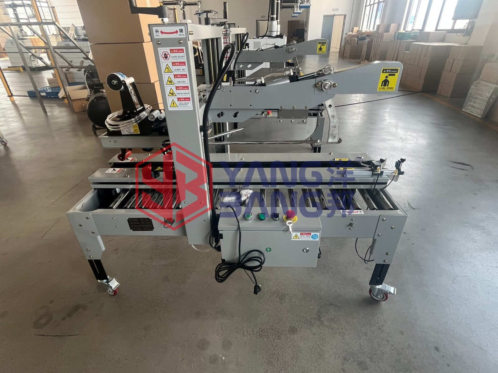 YB-ZF544 Machine automatique de scellage de cartons, équipement de fermeture de caisses à grande vitesse pour ligne d'emballage en boîtes