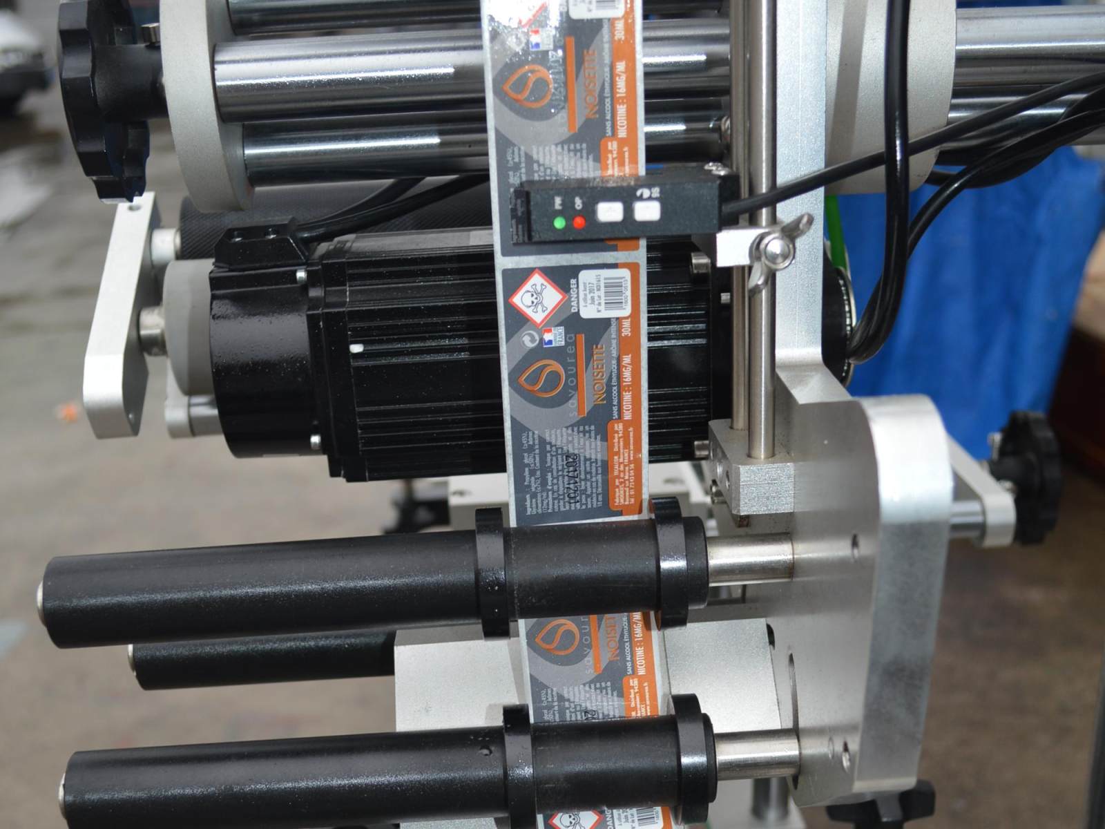 YB-PT120 Machine d’étiquetage automatique de haute précision pour surfaces planes, utilisée pour les produits à surface plane, facile à utiliser