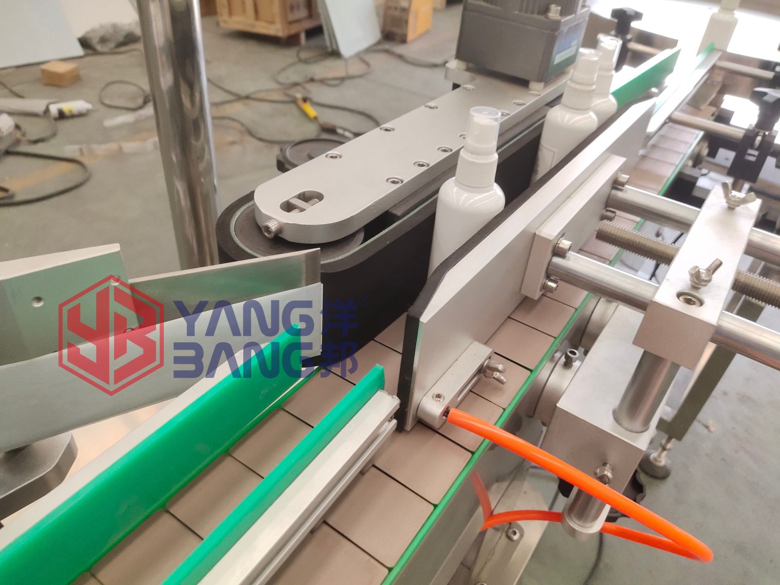 Étiqueteuse automatique YB-LT80 avec changement de format facile pour différents contenants, étiqueteuse à position réglable pour ligne de conditionnement