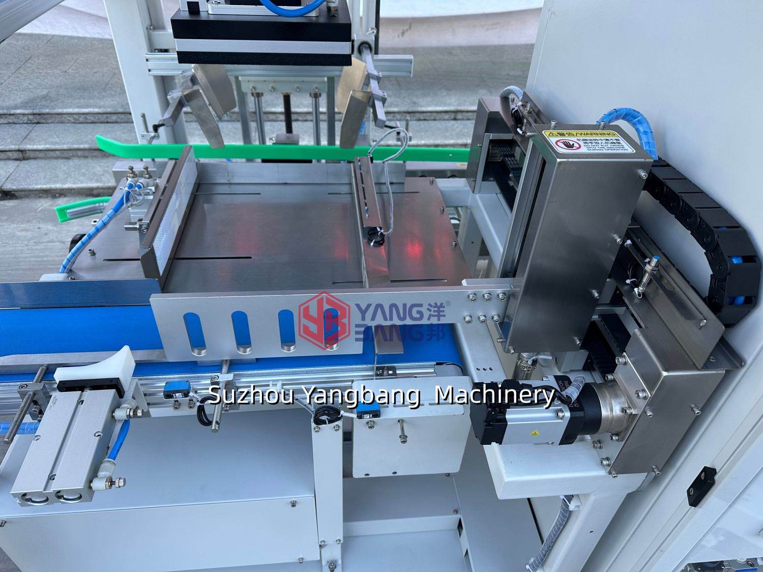 Máquina automática de encajado de botellas de bebidas, cerveza y vino mediante brazo robótico de recogida y colocación