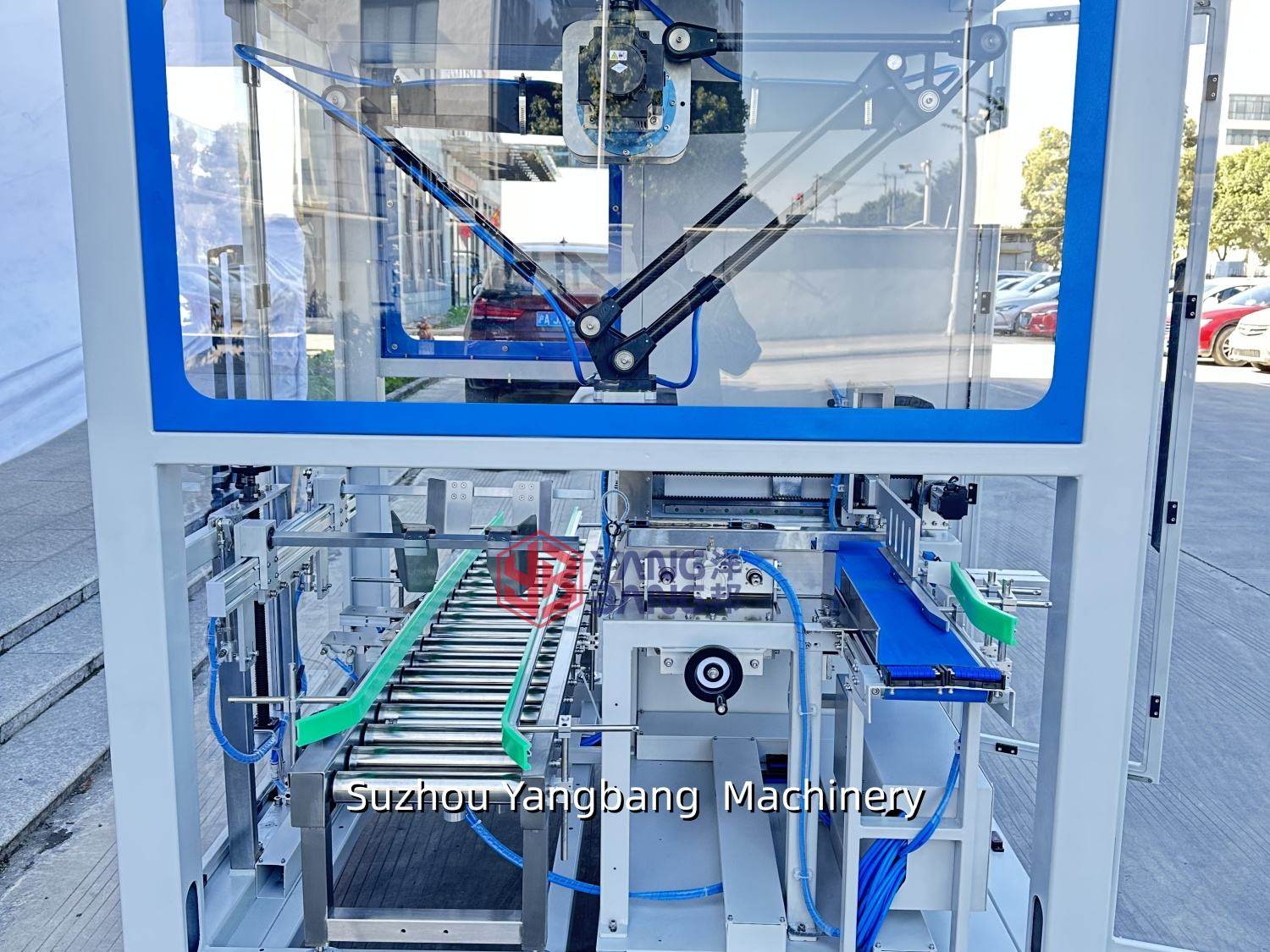 Máquina automática de encajado de botellas de bebidas, cerveza y vino mediante brazo robótico de recogida y colocación