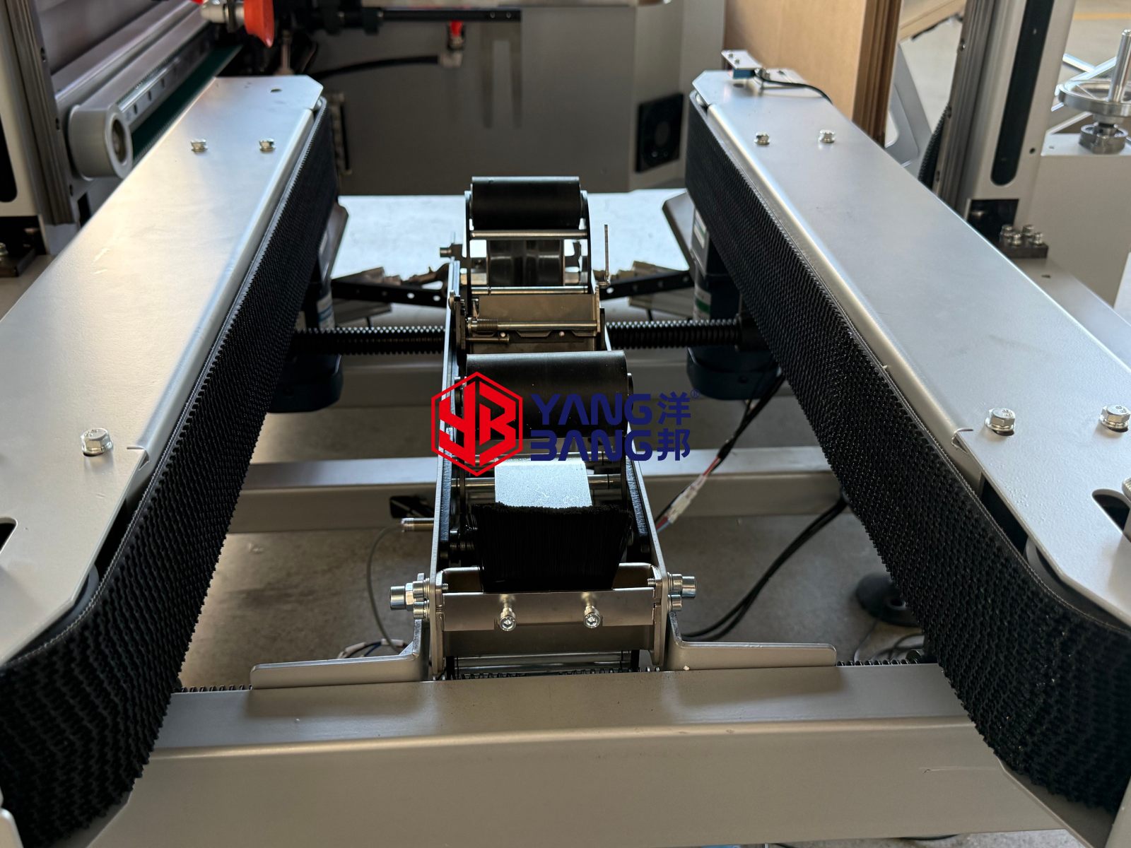 Formadora automática de cajas de cartón YB-DK500 de alta producción y alta resistencia, equipada con ruedas, de funcionamiento continuo y fácil operación