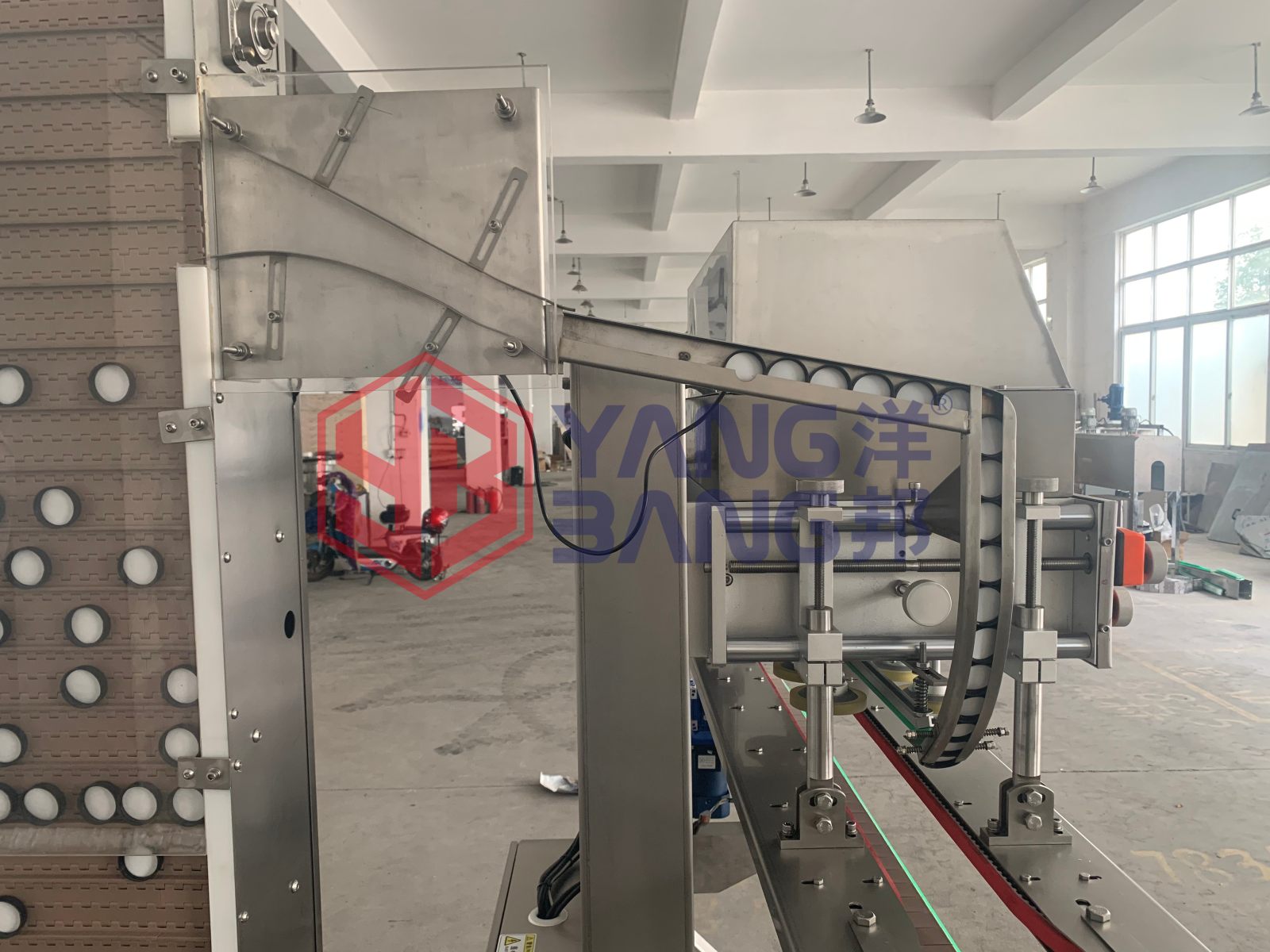 Línea de producción automática de ensamblaje de tapas para botellas de plástico de agua y aceite con máquina de sellado y taponado YB-CG120