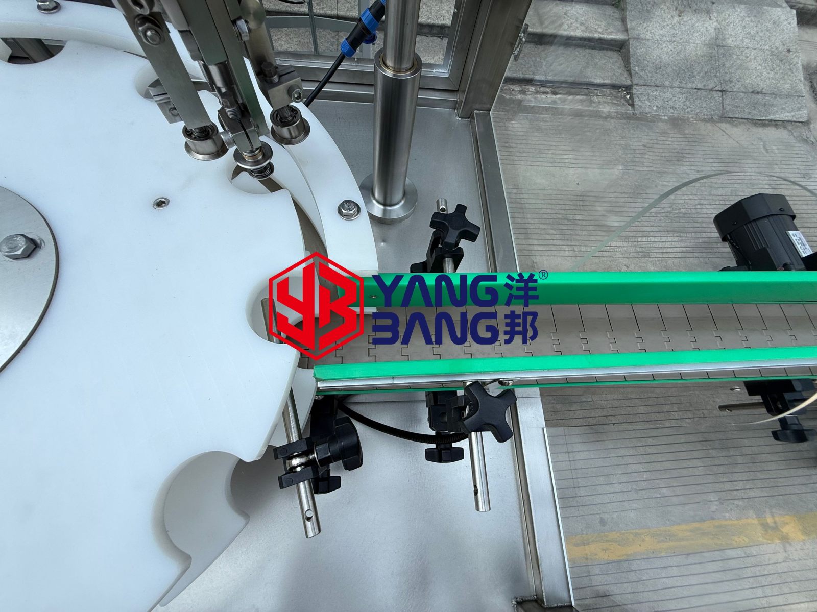 Llenadora automática YB-YG4 de 4 cabezales para botellas de enjuague bucal y detergente, que puede equiparse con etiquetadora y encartonadora para líneas de producción