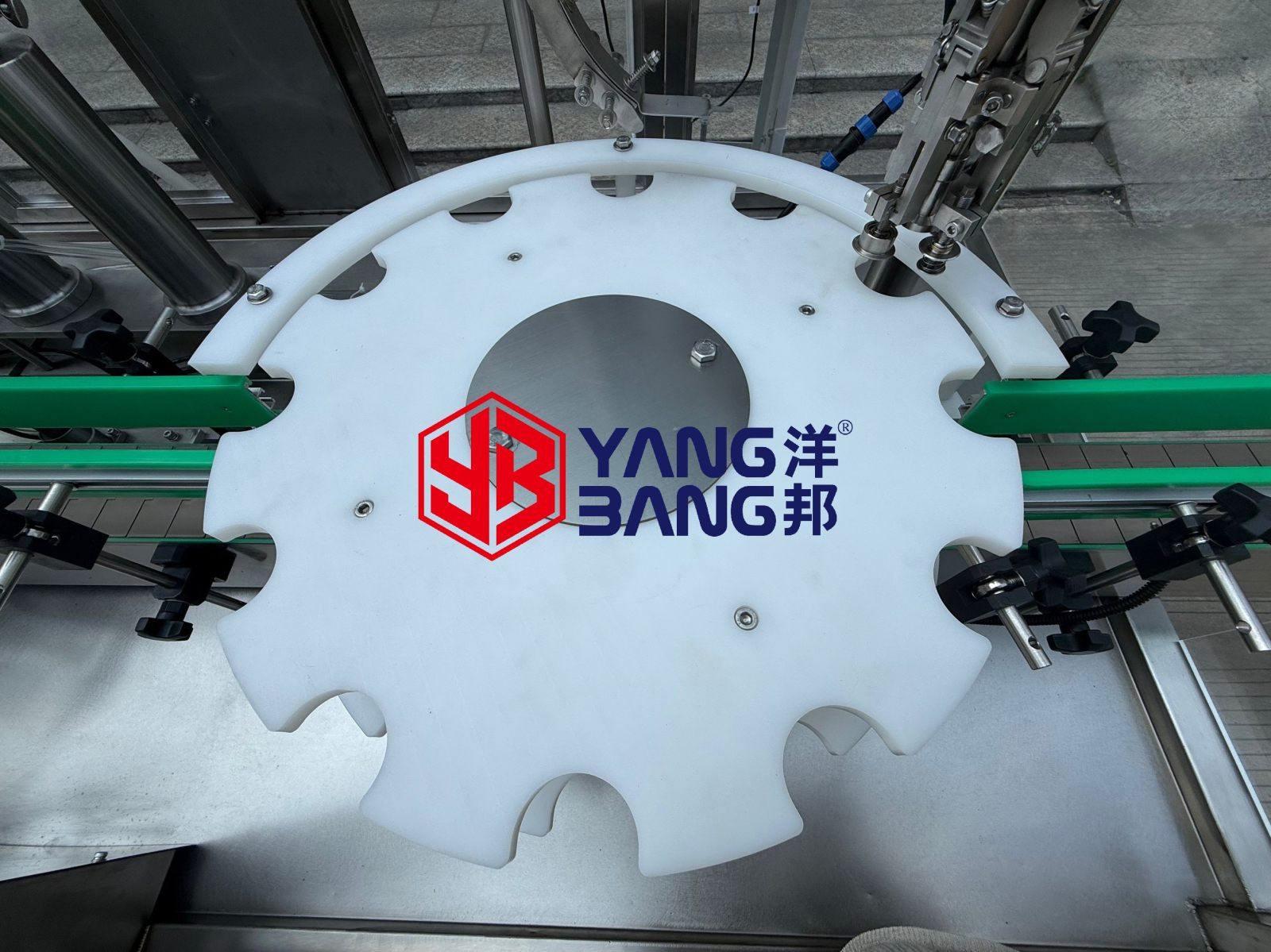 Llenadora automática YB-YG4 de 4 cabezales para botellas de enjuague bucal y detergente, que puede equiparse con etiquetadora y encartonadora para líneas de producción