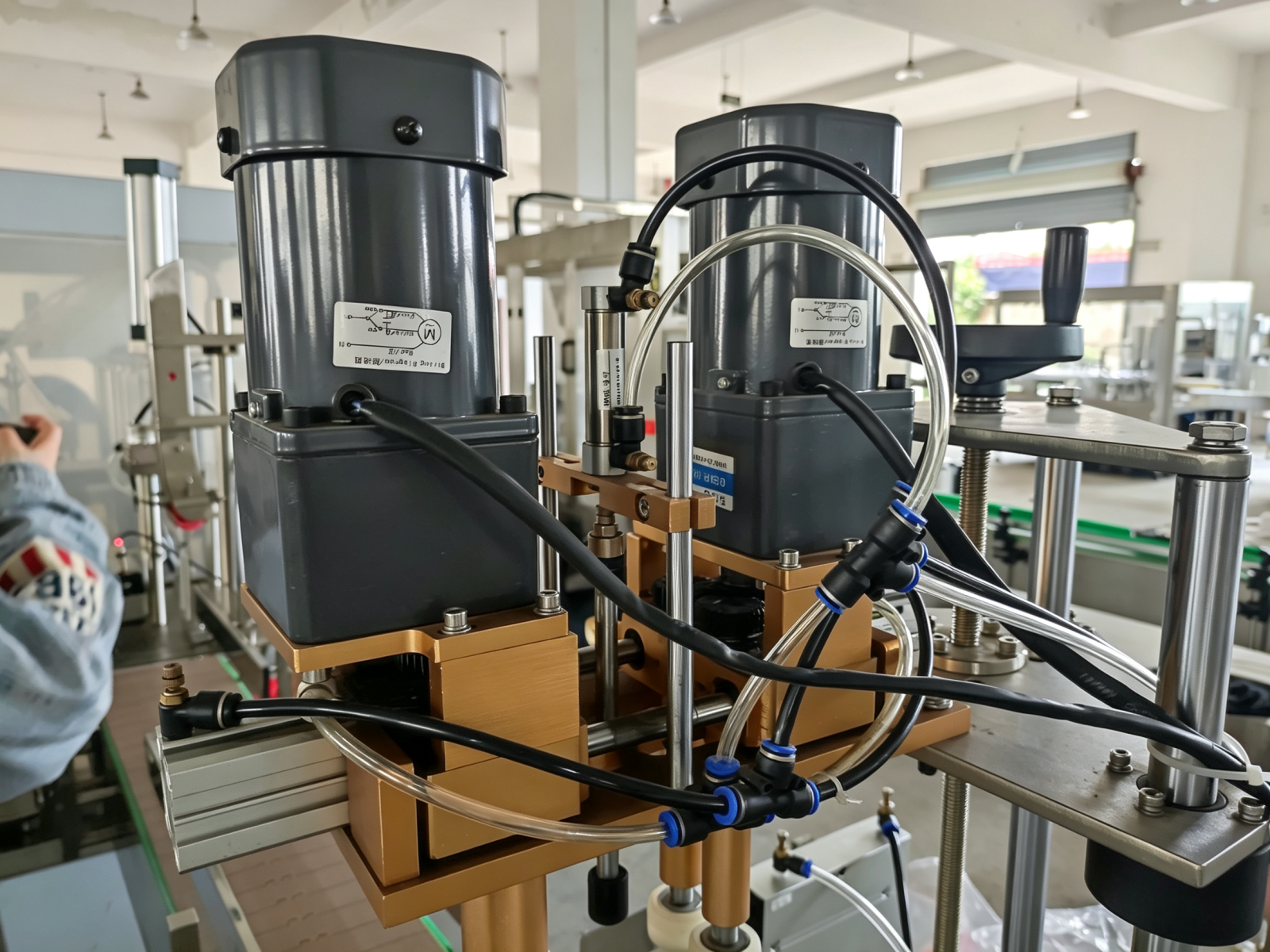 Máquina llenadora lineal automática fiable de 8 cabezales YB-YG8 para botellas grandes de detergente para ropa y productos de cuidado del hogar
