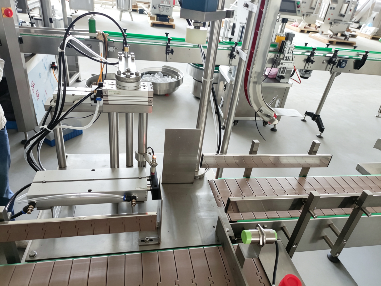 Máquina llenadora lineal automática fiable de 8 cabezales YB-YG8 para botellas grandes de detergente para ropa y productos de cuidado del hogar