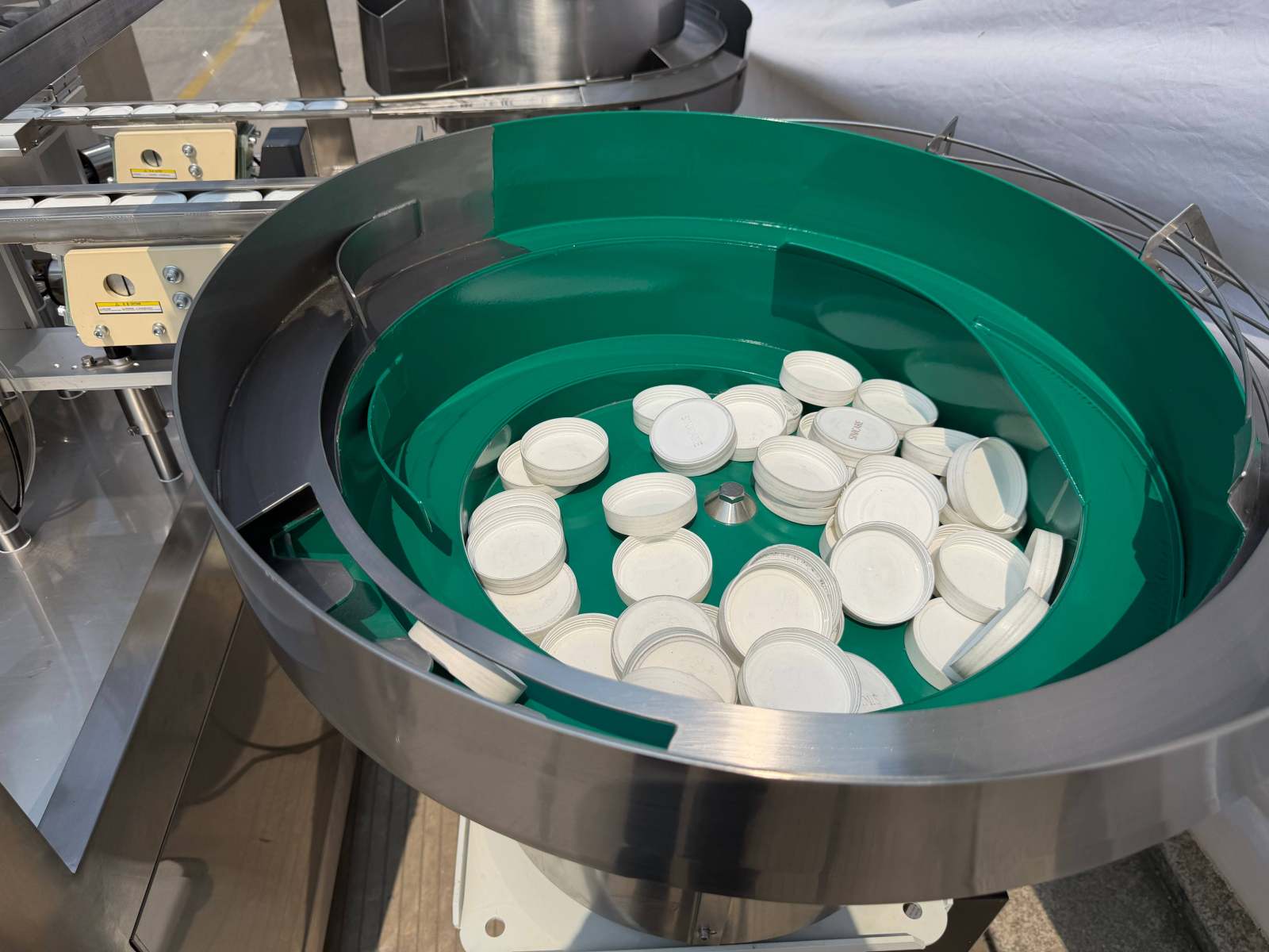 Máquina automática de tapado por rosca de un solo cabezal YB-J1B para equipo de apriete de tapas de botellas de crema facial, loción y cosméticos