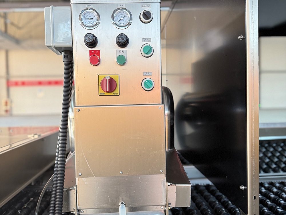 Efficient atomization spraying forms a uniform protective oil film on eggshells, providing long-lasting insurance and protection.