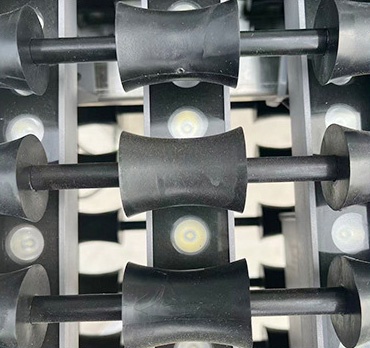 Light Inspection The black egg tray structure is used to carry eggs, with lighting distributed below. The light can penetrate the eggshell and assist in detecting defects such as blood spots and foreign objects inside the eggs, thereby achieving accurate light inspection of egg quality and ensuring the quality of graded eggs.