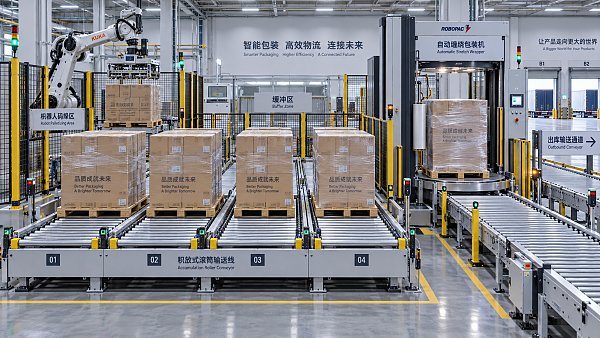 How Accumulating Pallet Conveyors Prevent Bottlenecks in End-of-Line Operations