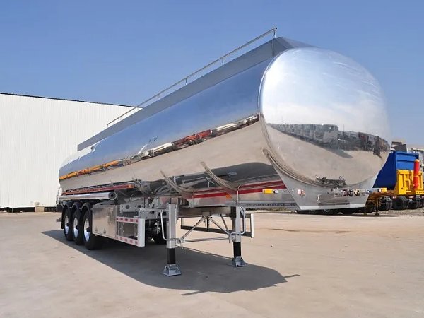 Semirremolque cisterna de aluminio pulido Semirremolque cisterna de aluminio pulido