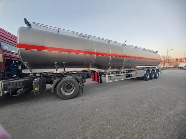Semirremolque cisterna para petróleo crudo de 3 ejes Semirremolque cisterna para petróleo crudo de 3 ejes