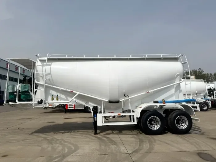 Semirremolque cisterna para el transporte de materiales a granel en polvo