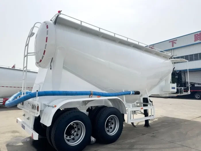 Semirremolque cisterna para el transporte de materiales a granel en polvo
