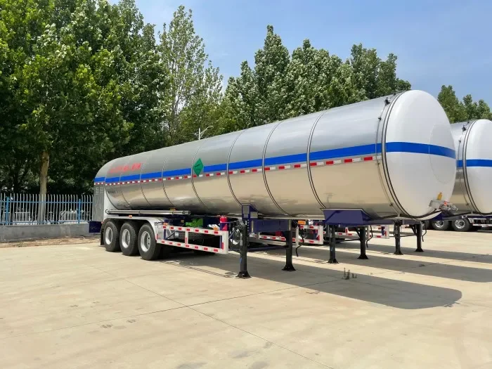 Semi-remorque-citerne pour liquides chimiques à 3 essieux, 30 000 litres, à vendre