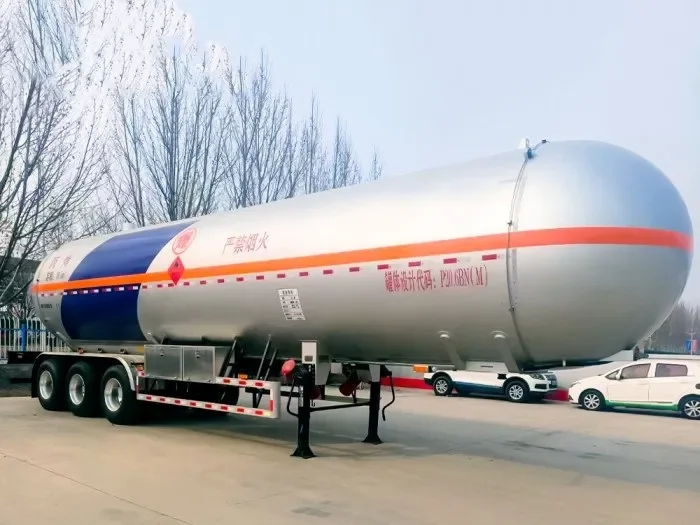 Semi-remorque-citerne pour le transport de produits chimiques à vendre