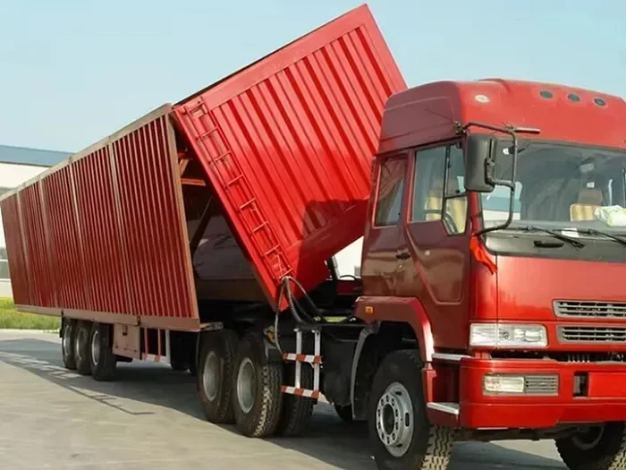 Remorque de camion à ridelles basculantes latéralement