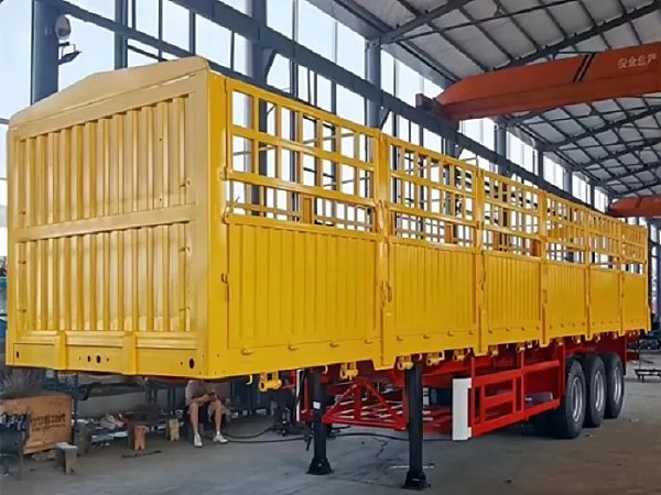 Camión semirremolque de carga con laterales de reja, 3 ejes, 12 m y 50 toneladas Camión semirremolque de carga con laterales de reja, 3 ejes, 12 m y 50 toneladas