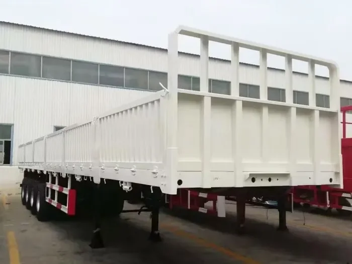Semi-remorque à ridelles renforcées