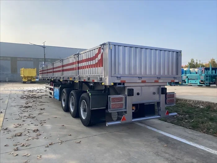 Semi-remorque porte-conteneurs à ridelles renforcées