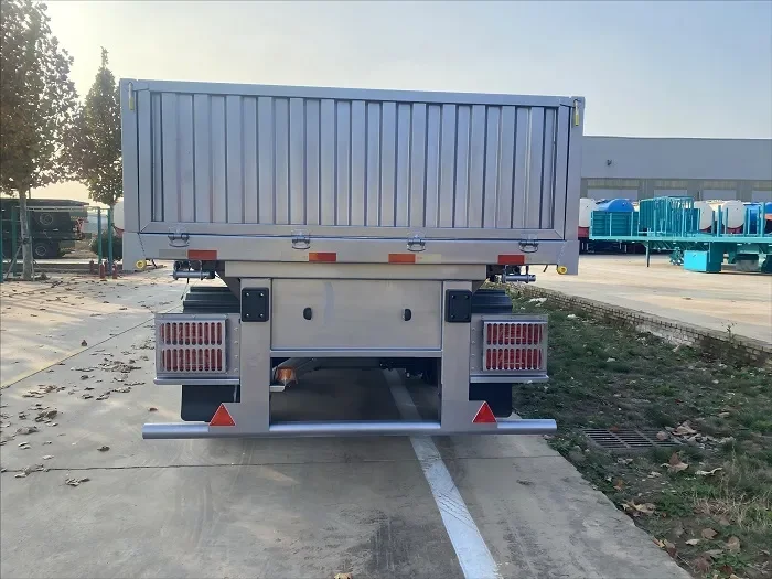 Semi-remorque porte-conteneurs à ridelles renforcées