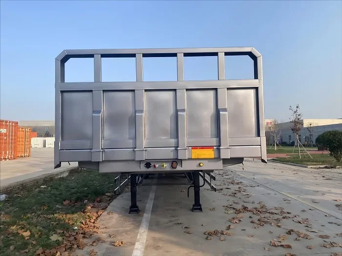 Semi-remorque porte-conteneurs à ridelles renforcées