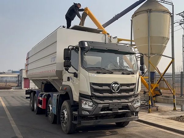 Remolque para transporte de grano y alimento a granel de 3 ejes y 30 toneladas Remolque para transporte de grano y alimento a granel de 3 ejes y 30 toneladas