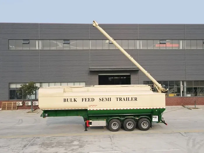 Camion-citerne pour l’alimentation des animaux d’élevage et des volailles