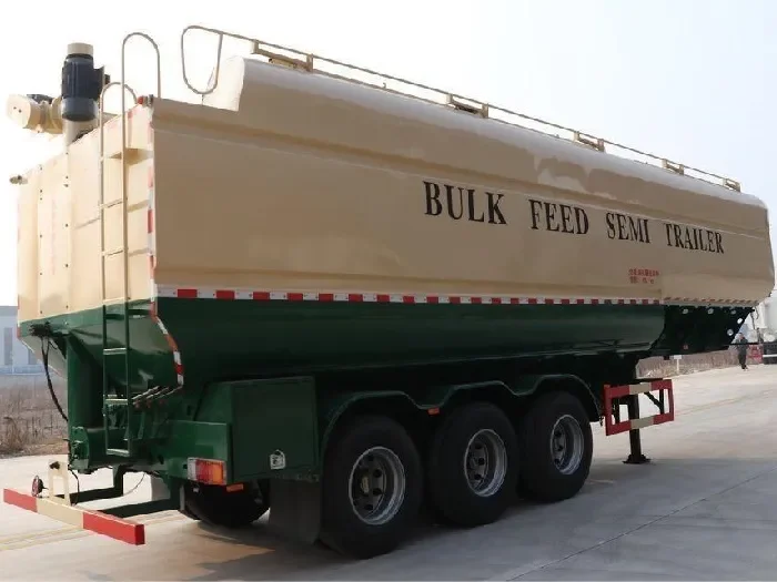 Camion-citerne pour l’alimentation des animaux d’élevage et des volailles