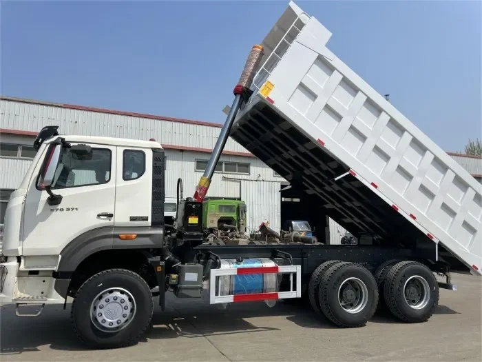 Camión volquete Howo E7G 371 6x4 económico y disponible en stock